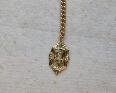 Orecchino con medaglietta della sacra famiglia